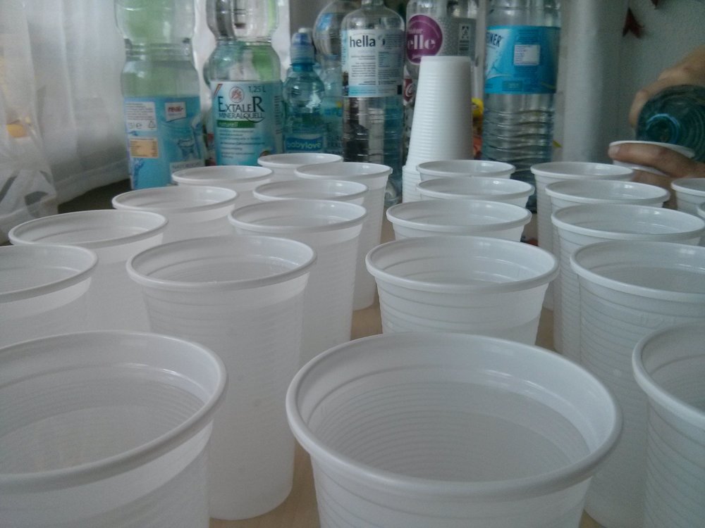 Abfüllen des Wassers in Plastikbecher