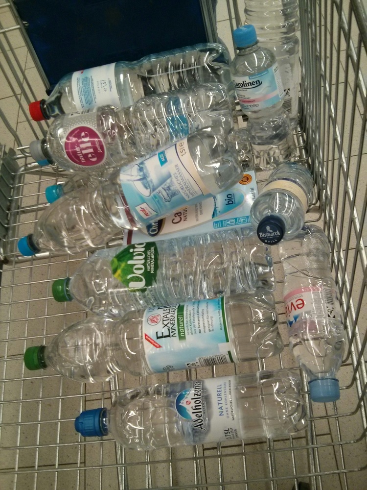Einkaufswagen mit etlichen Flaschen Wasser